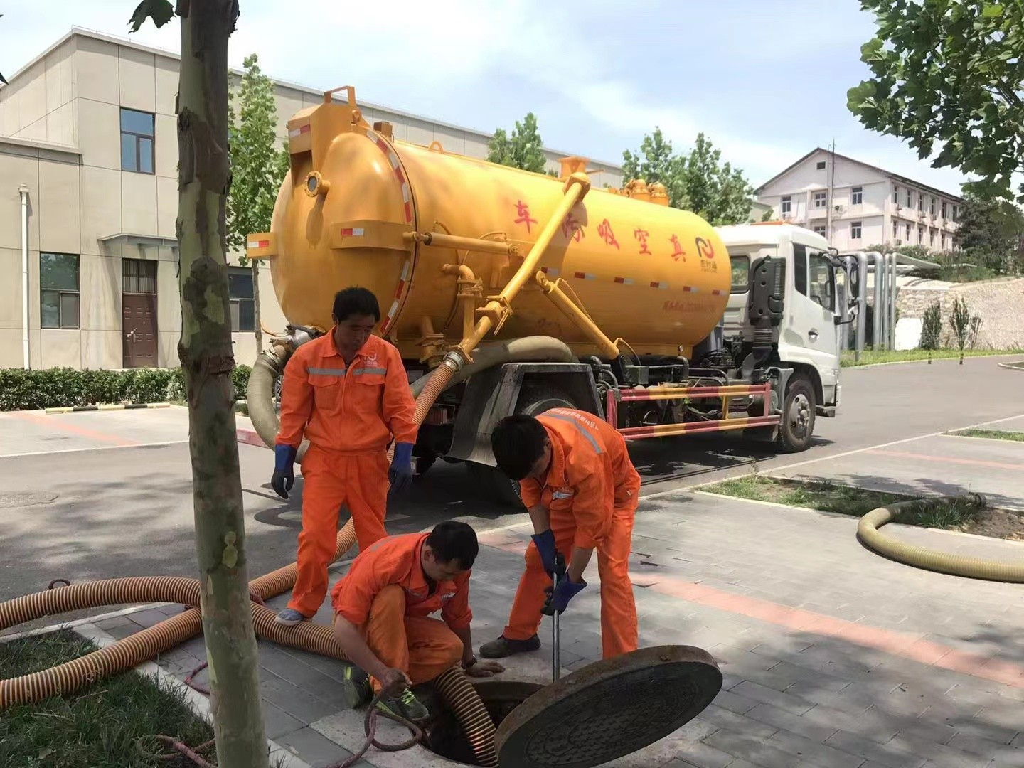 新村镇管道疏通车停在窨井附近