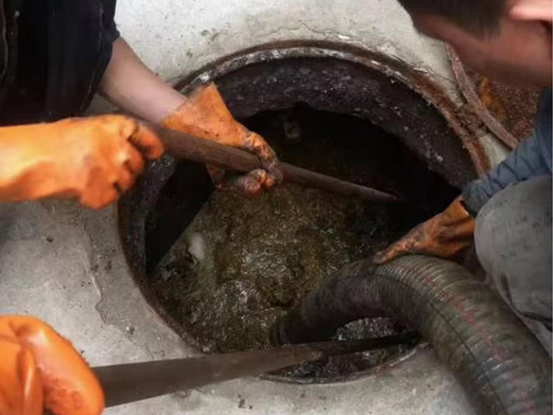 新村镇清理化粪池时如何避免沼气的危害？